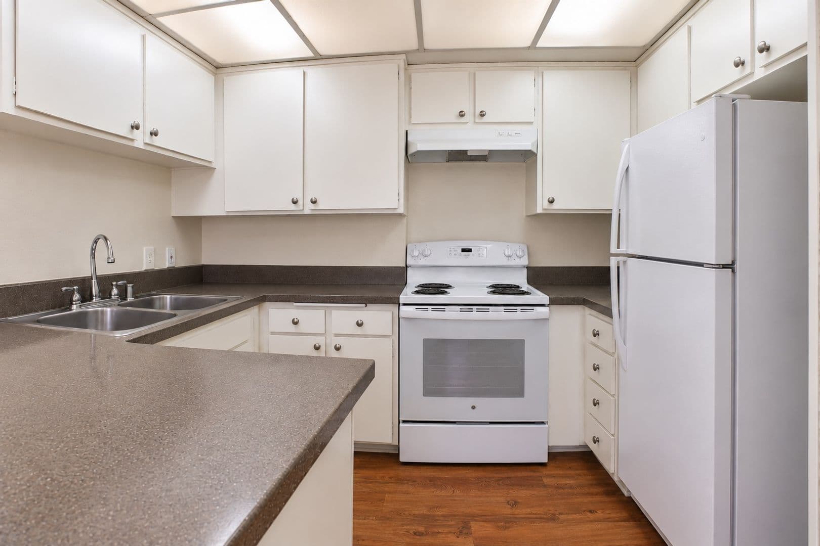 Van Nuys Apartment: 17339 Vanowen Street