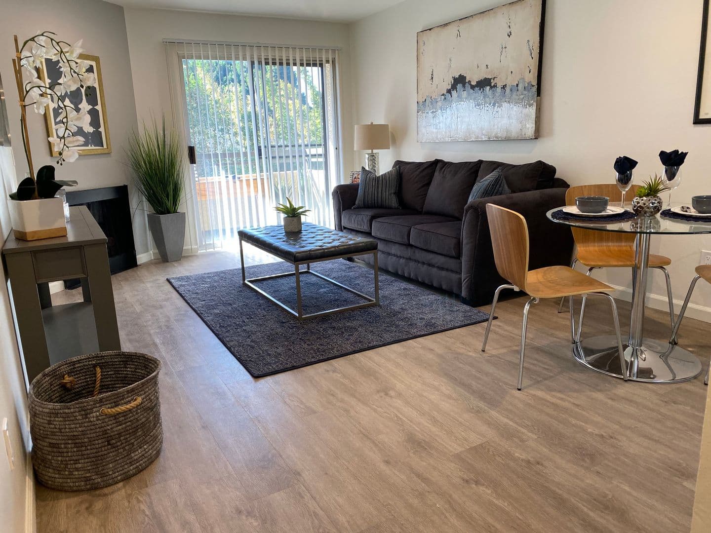 Van Nuys Apartment: 6205 Woodman Avenue
