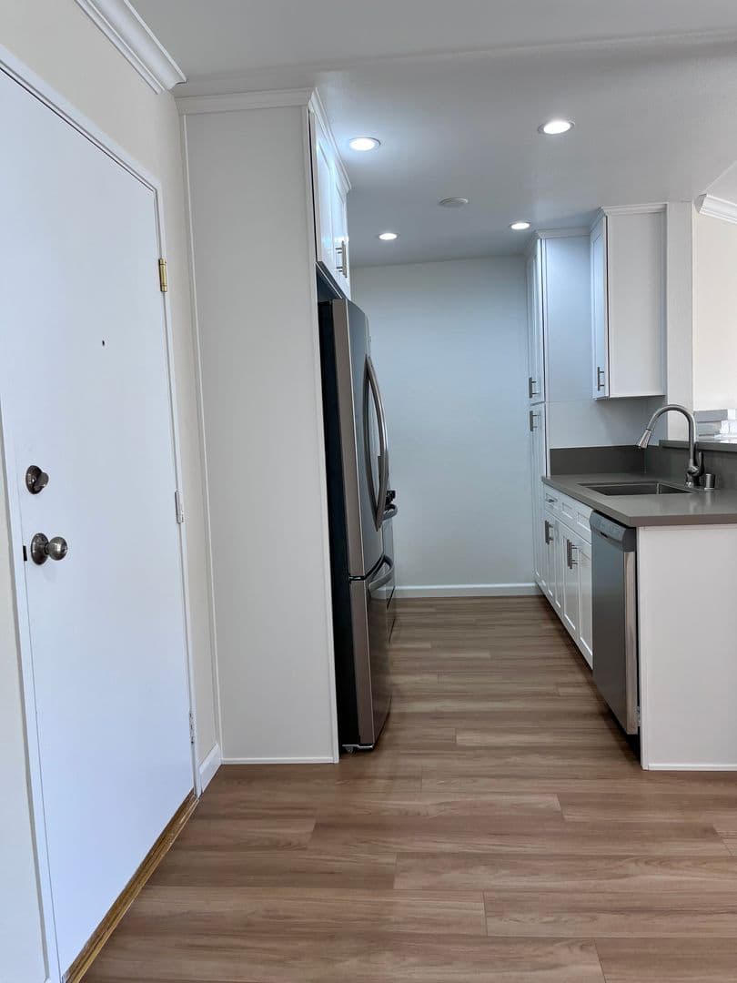 West Los Angeles Apartment: 2475 Corinth Avenue