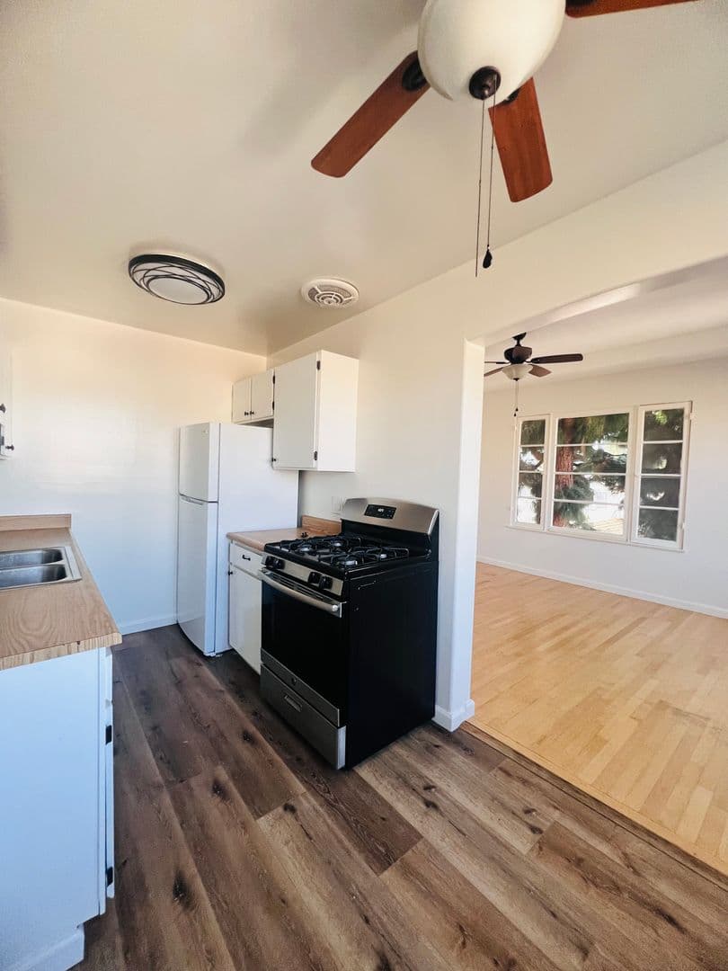Los Angeles Apartment: 821 S. Wilton Place