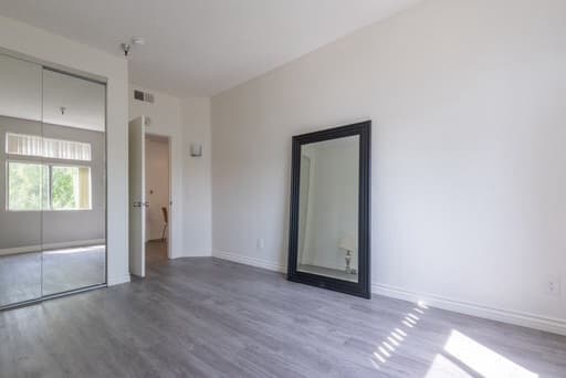 North Hollywood Apartment: 11473 Riverside Drive