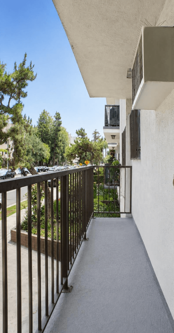 Los Angeles Apartment: 433 S. Hobart Blvd.