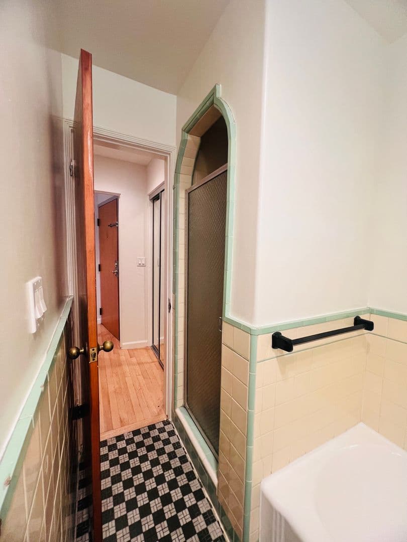 Los Angeles Apartment: 821 S. Wilton Place