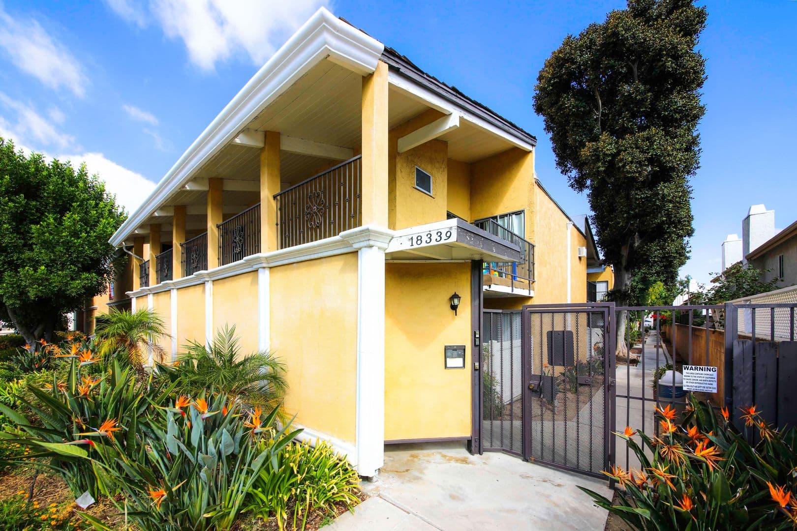 Tarzana Apartment: 18339-18347 Collins St