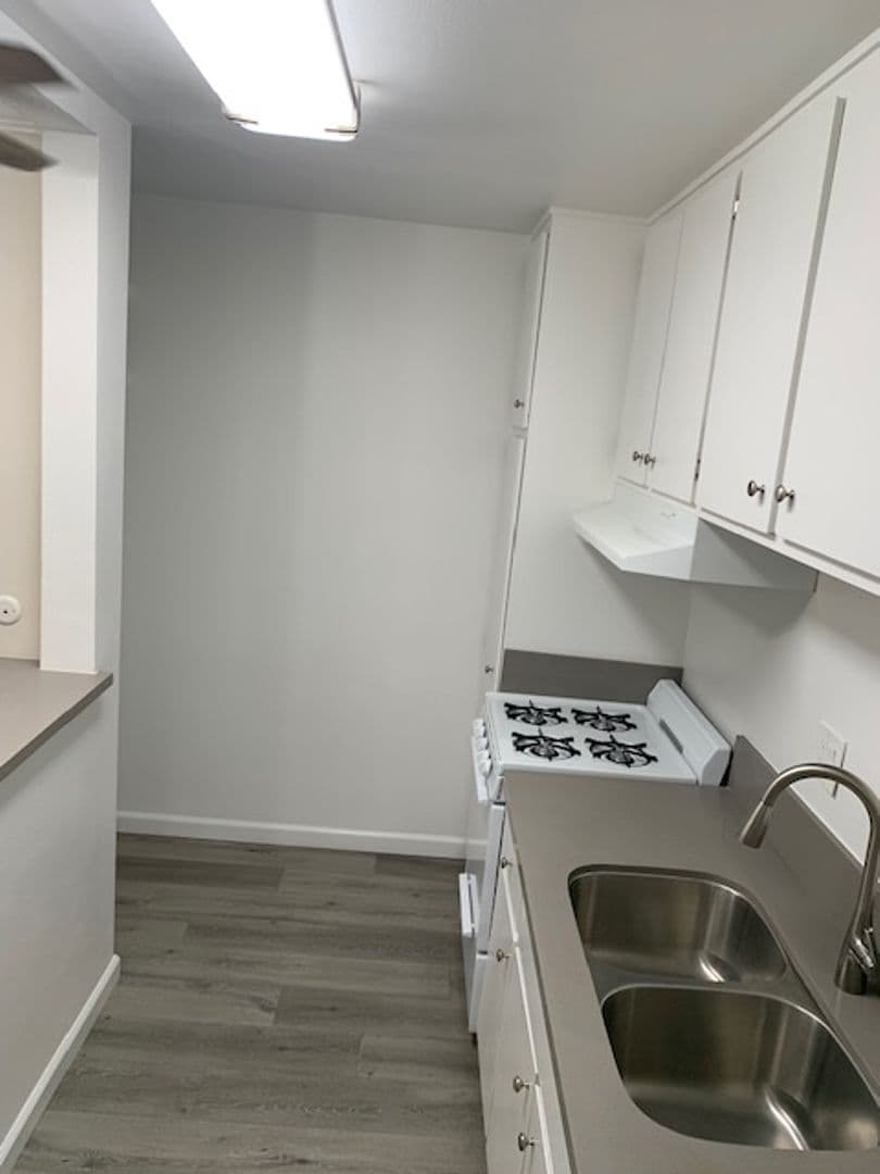 Canoga Park Apartment: 7909 Topanga Canyon Blvd