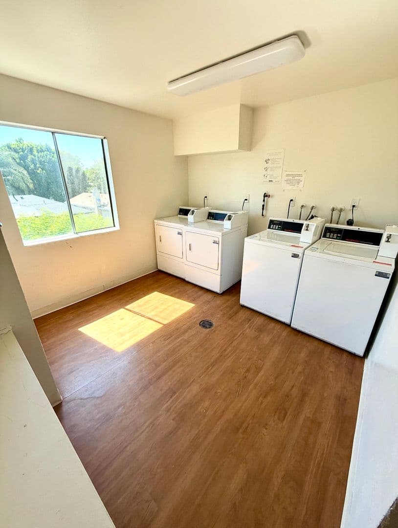 Van Nuys Apartment: 6205 Woodman Avenue