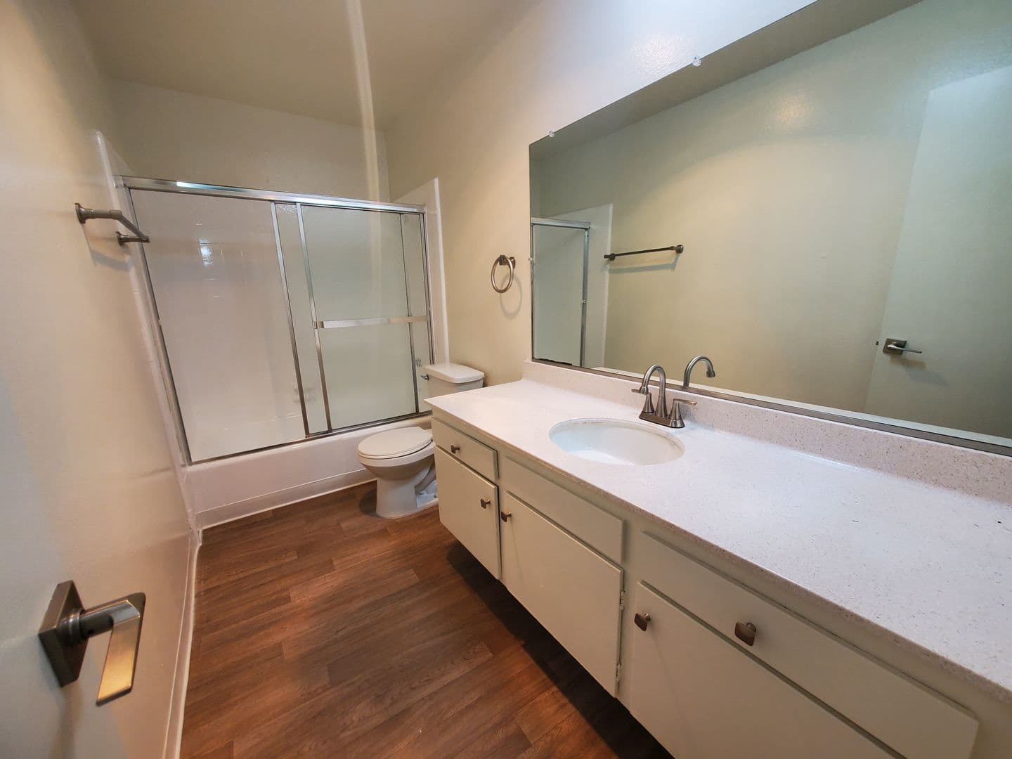 Valley Village Apartment: 12411 Magnolia Blvd