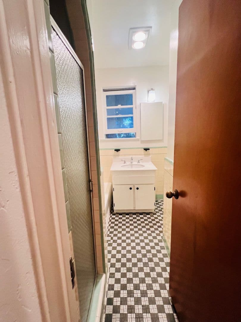 Los Angeles Apartment: 821 S. Wilton Place