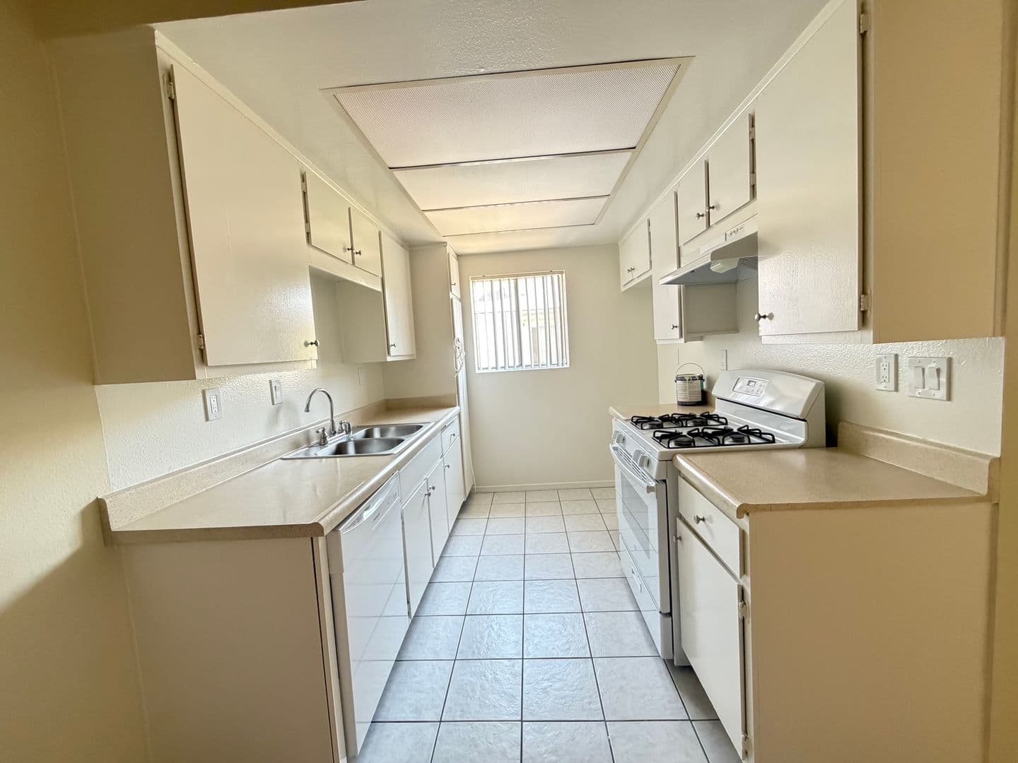 Van Nuys Apartment: 14250 Sherman Way