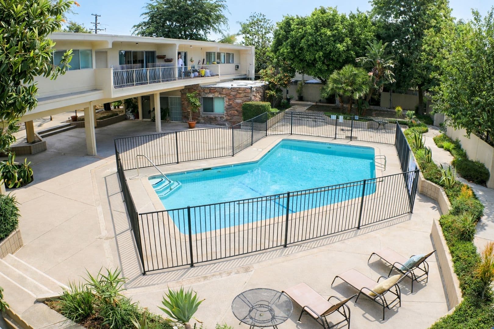 Encino Apartment: 17950 Burbank Blvd