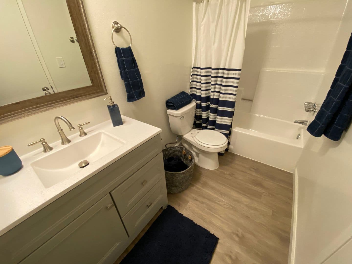 Van Nuys Apartment: 6205 Woodman Avenue