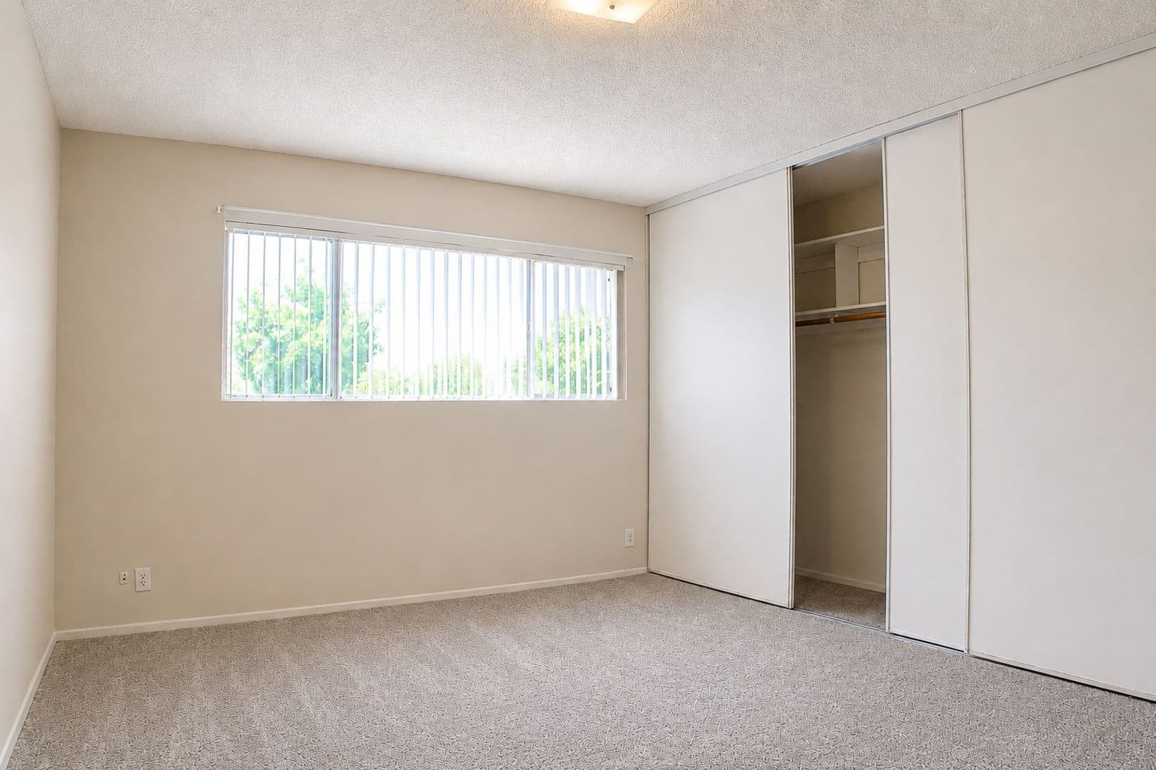 Van Nuys Apartment: 15120 Victory Blvd