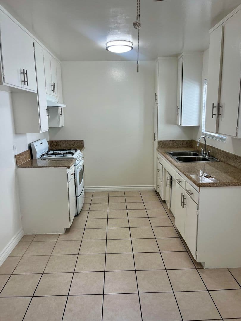 No. Hollywood Apartment: 7616 Fulton Avenue