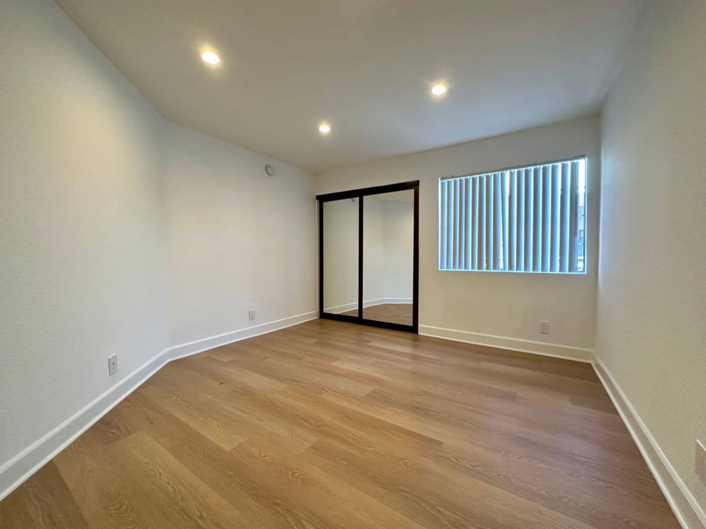 Los Angeles Apartment: 2330 North Cahuenga Blvd