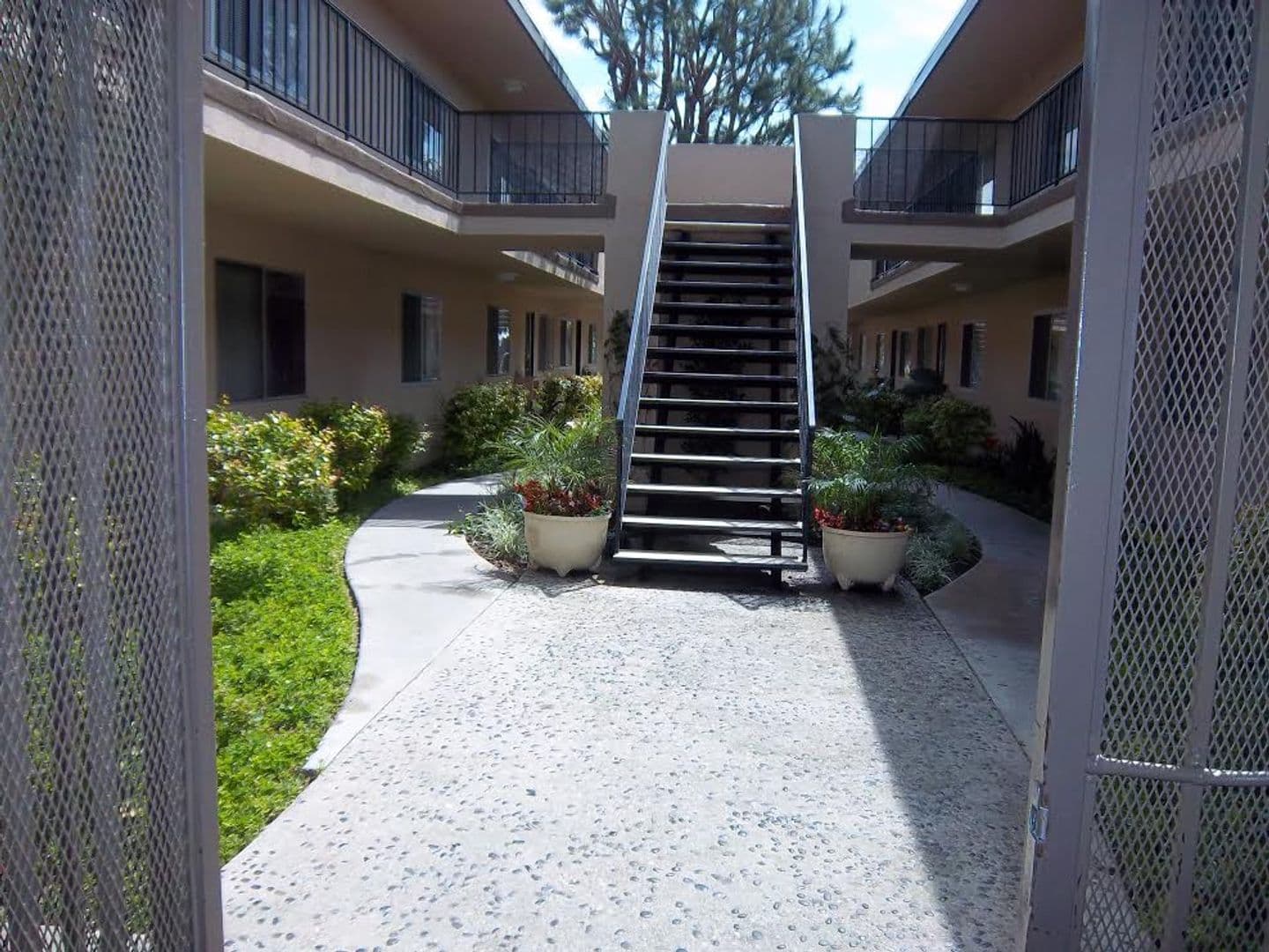 No. Hollywood Apartment: 7616 Fulton Avenue