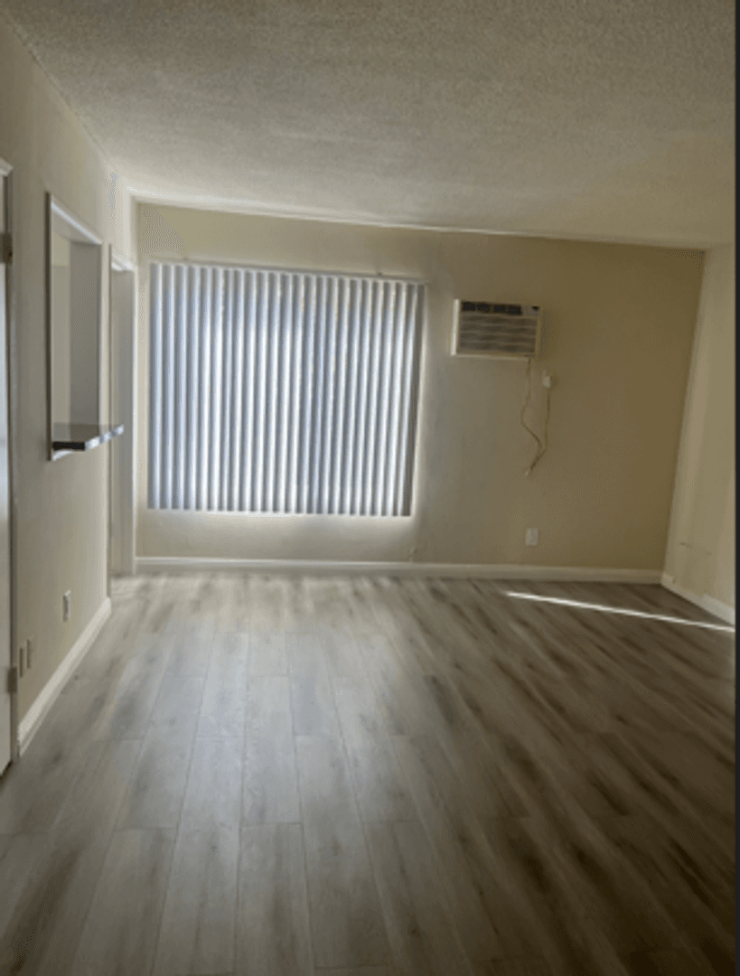 Van Nuys Apartment: 13838 Victory Blvd.