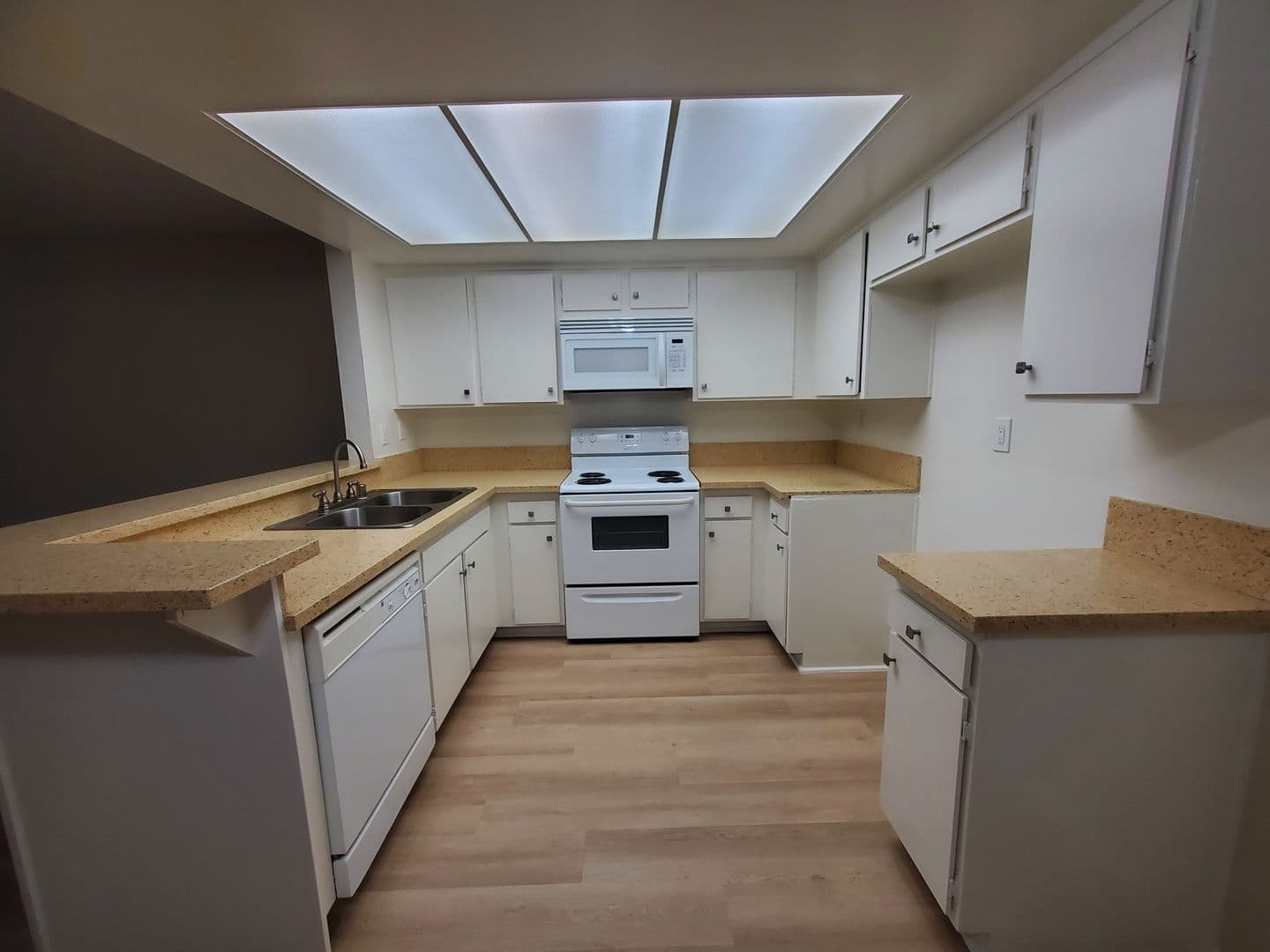 Valley Village Apartment: 12411 Magnolia Blvd