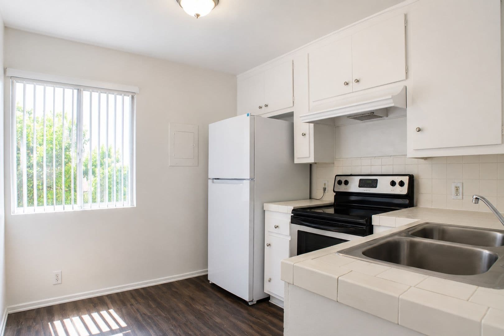 Van Nuys Apartment: 15120 Victory Blvd