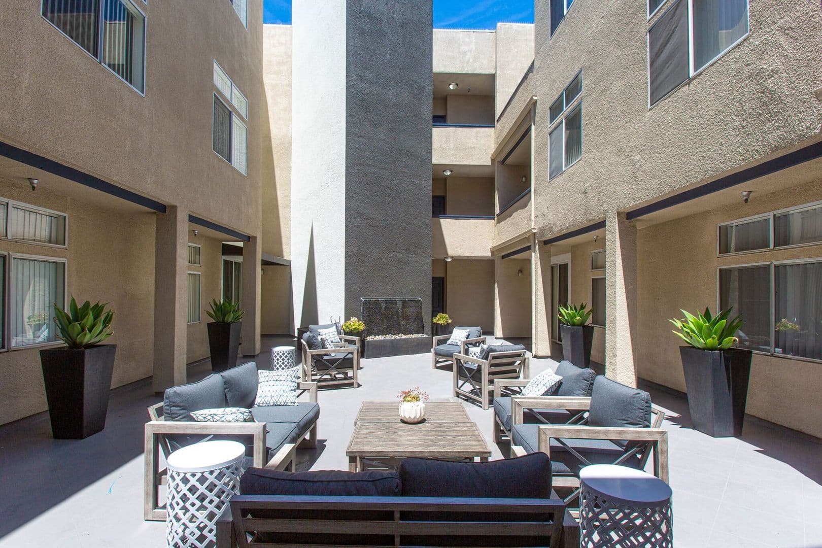 North Hollywood Apartment: 11473 Riverside Drive