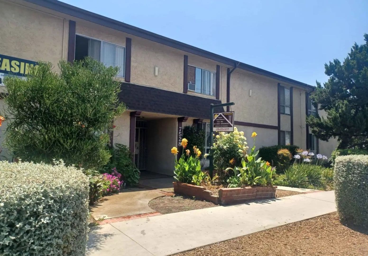 Reseda Apartment: 7521 & 7528 Canby Ave.