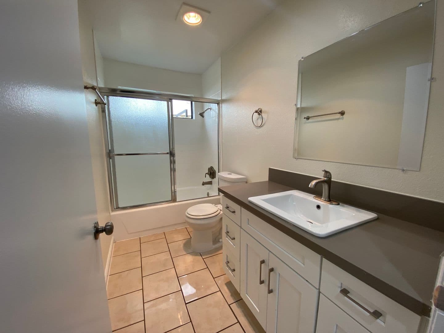 Tarzana Apartment: 5665 Reseda Blvd.