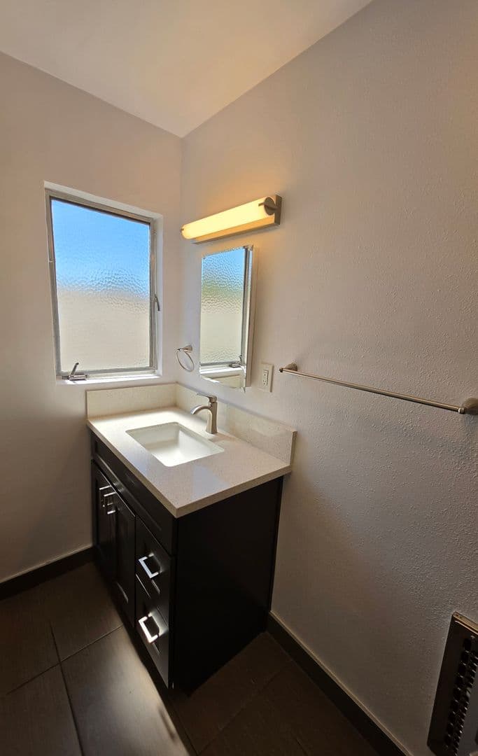 Los Angeles Apartment: 815 N. Fuller Ave,