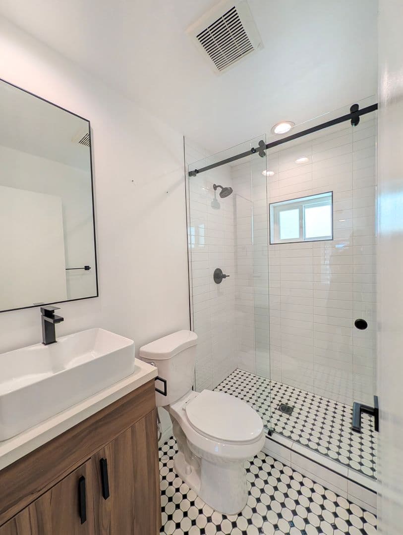 Studio City Apartment: 4260 Laurel Canyon Blvd.