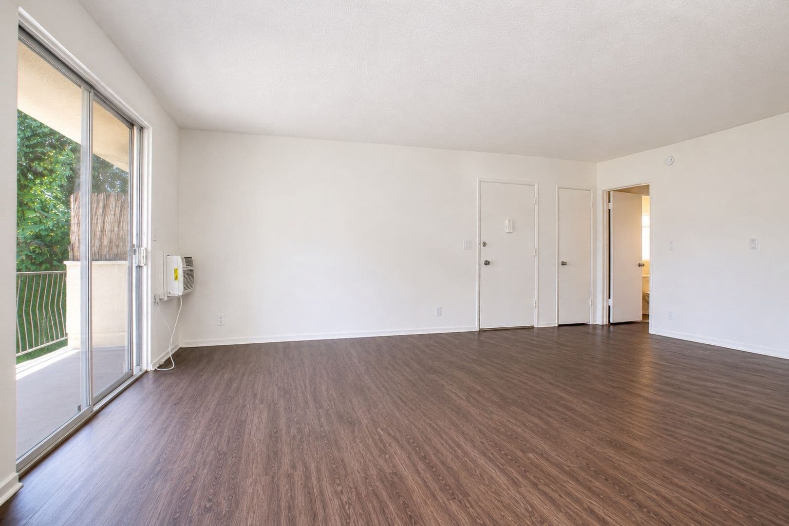 Encino Apartment: 17950 Burbank Blvd