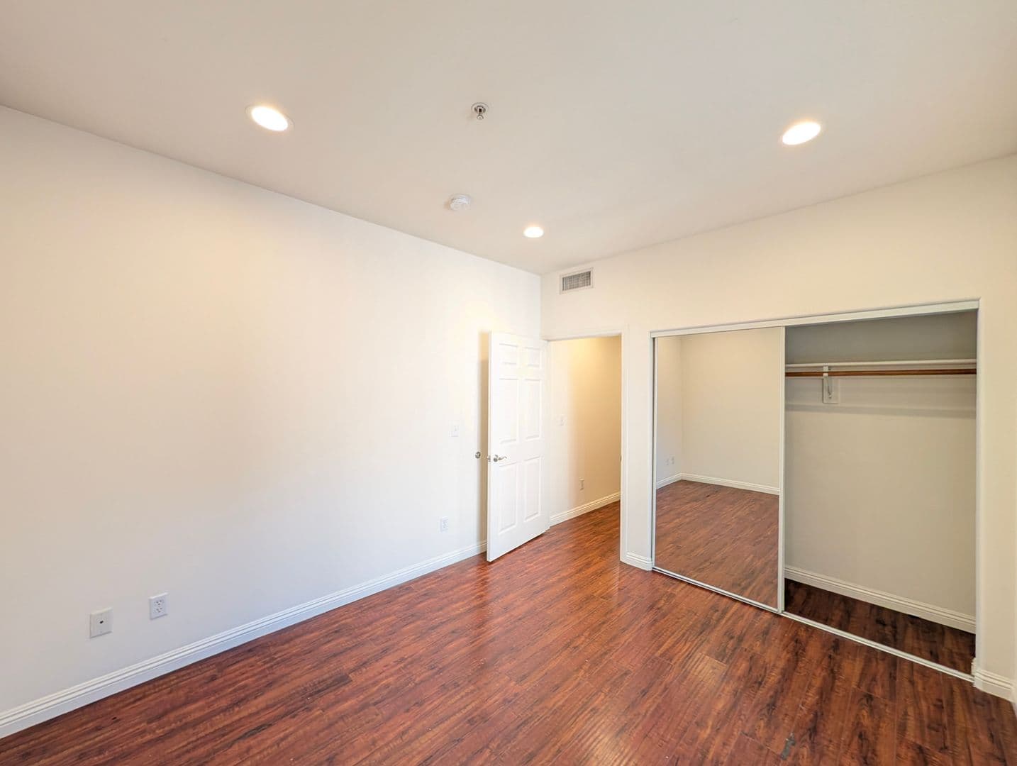 North Hollywood Apartment: 12740 Oxnard Street