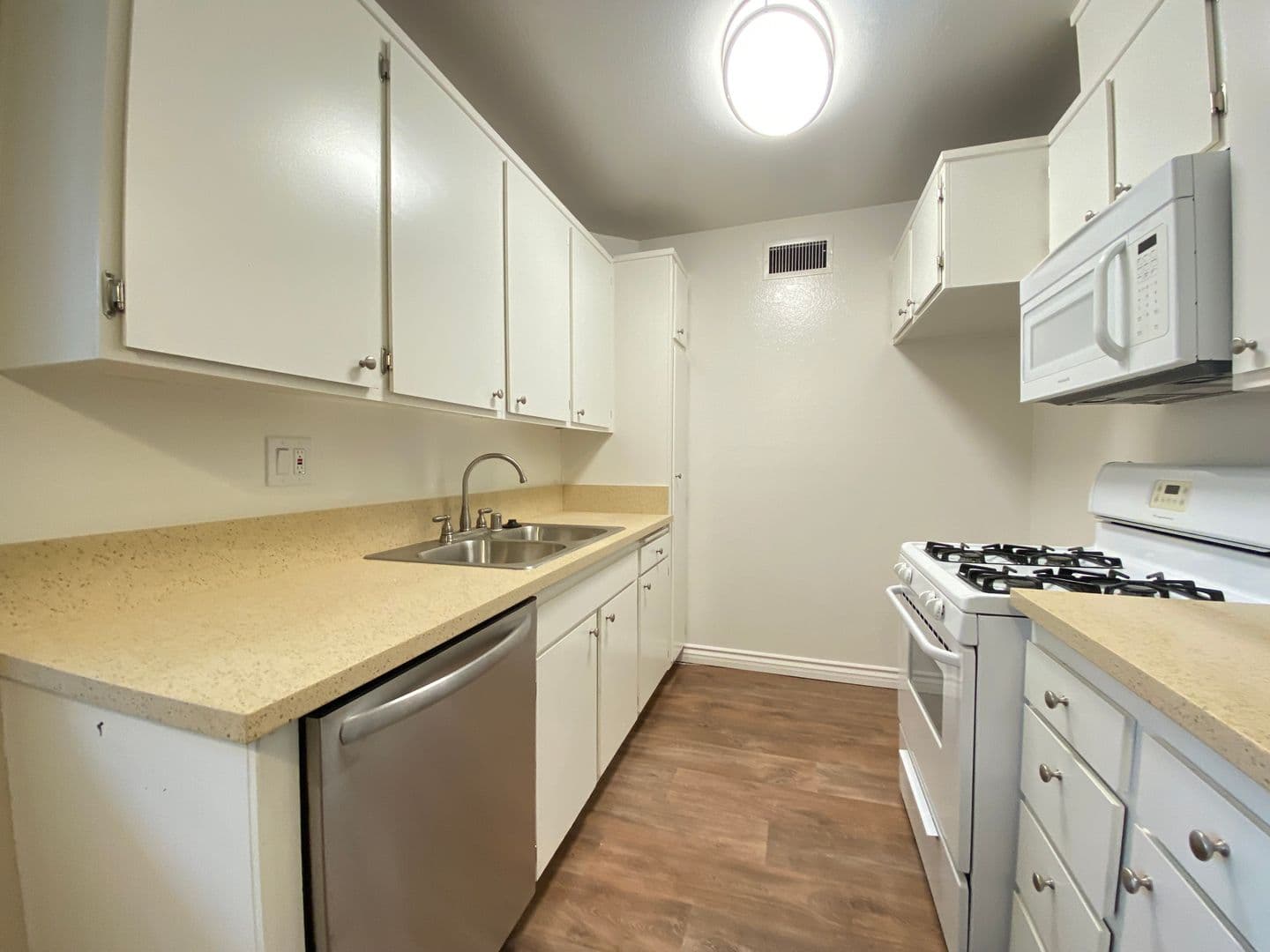 Los Angeles Apartment: 3400 Ben Lomond Place