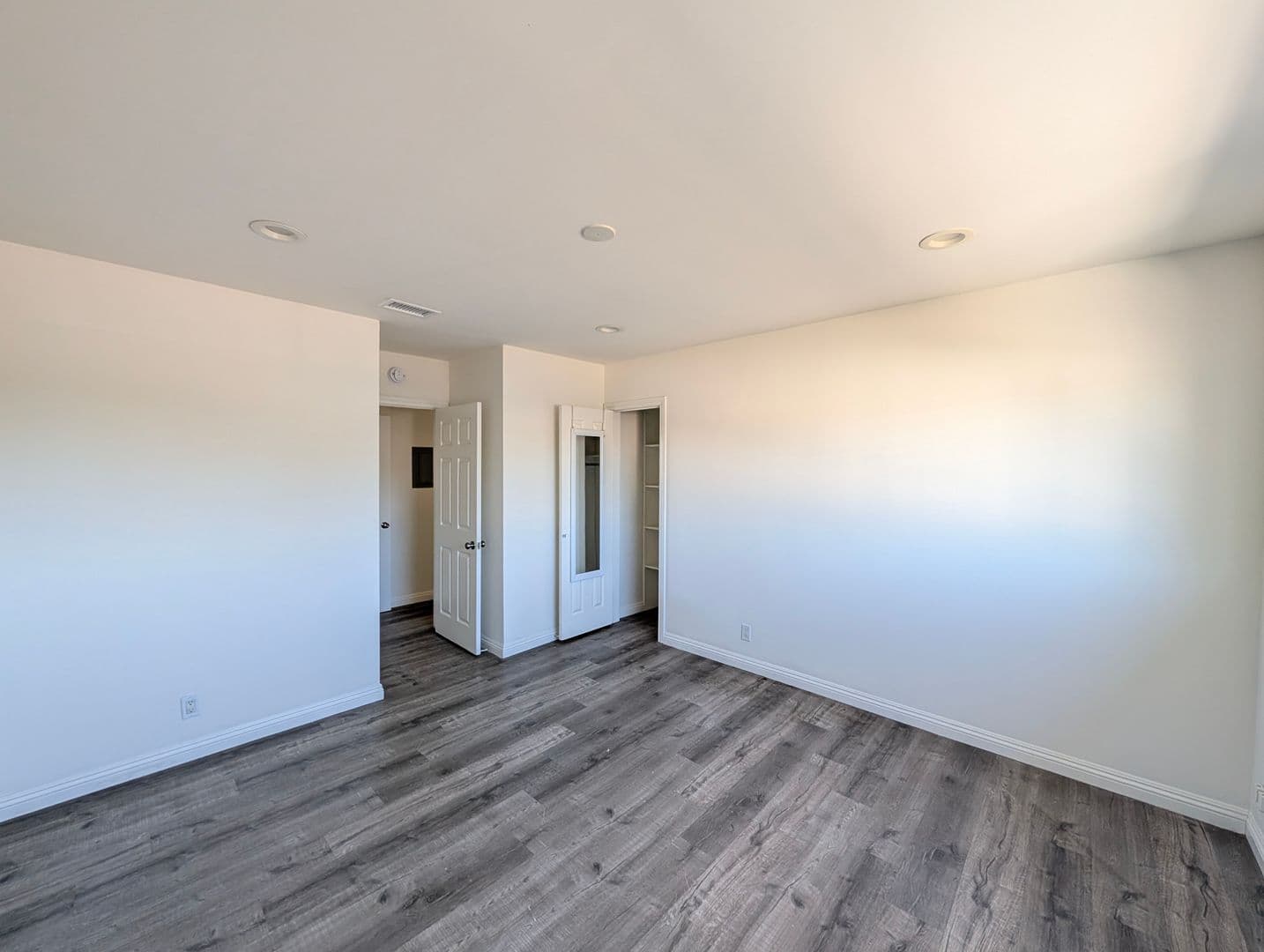 Sherman Oaks Apartment: 13535 Moorpark Street