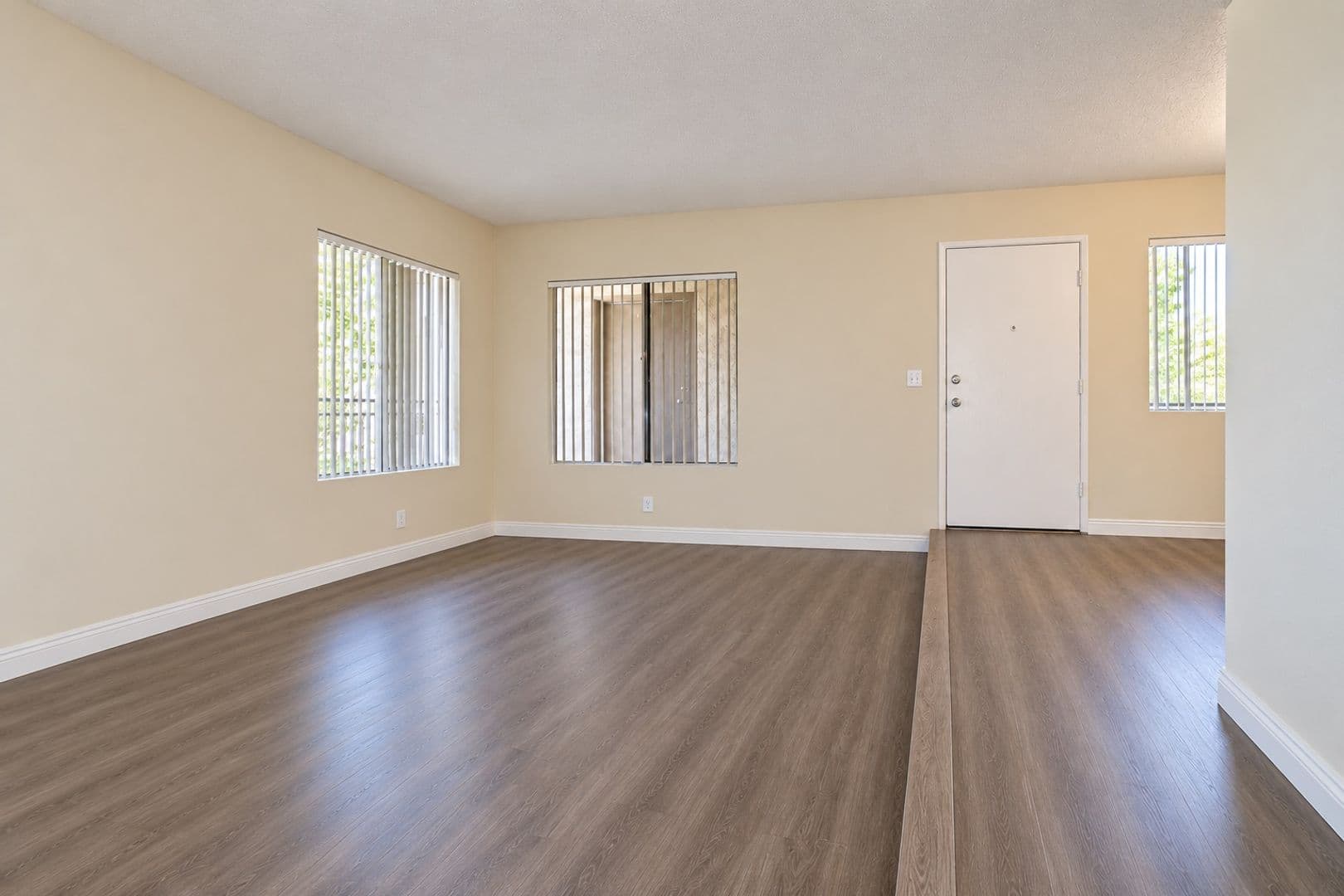 Van Nuys Apartment: 17339 Vanowen Street