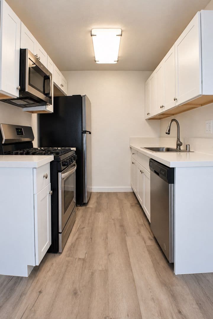 Van Nuys Apartment: 6205 Woodman Avenue