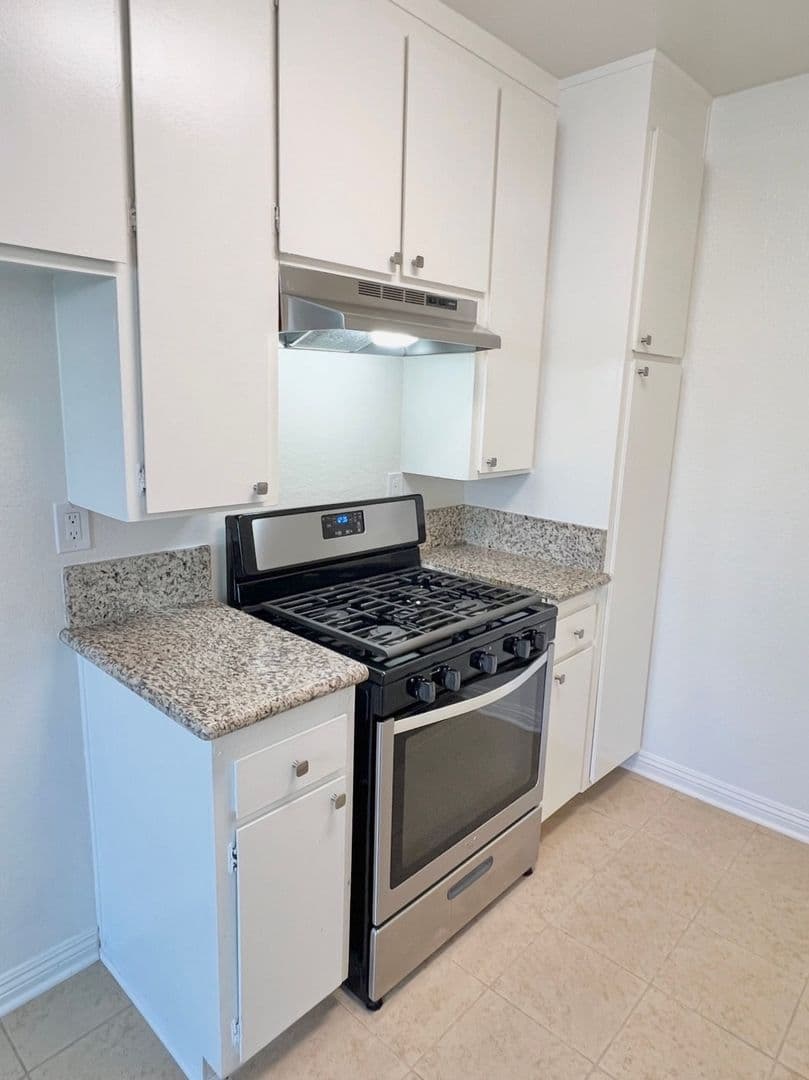 Van Nuys Apartment: 6750 Cedros Avenue