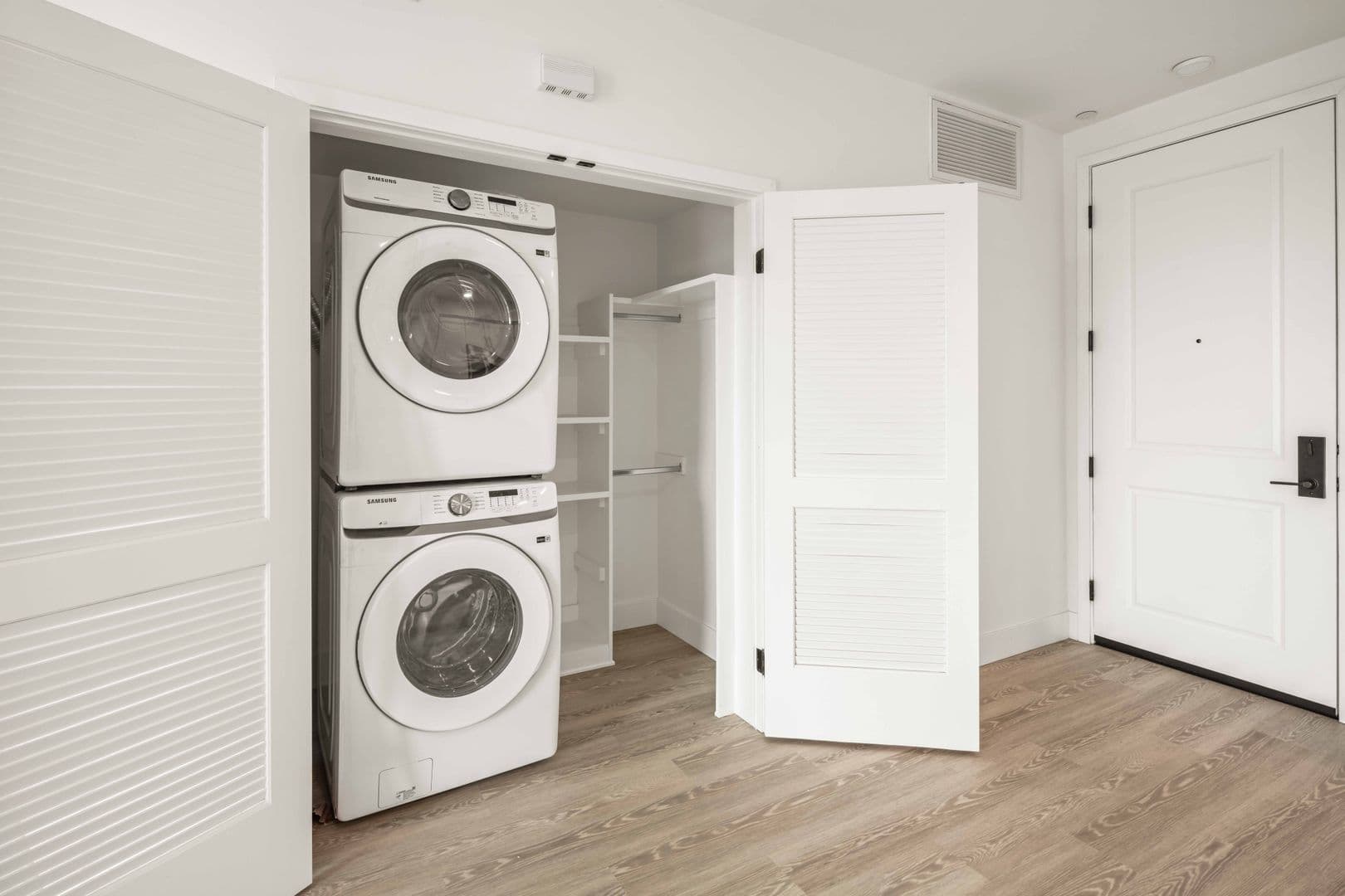 North Hollywood Apartment: 11714 Archwood Street
