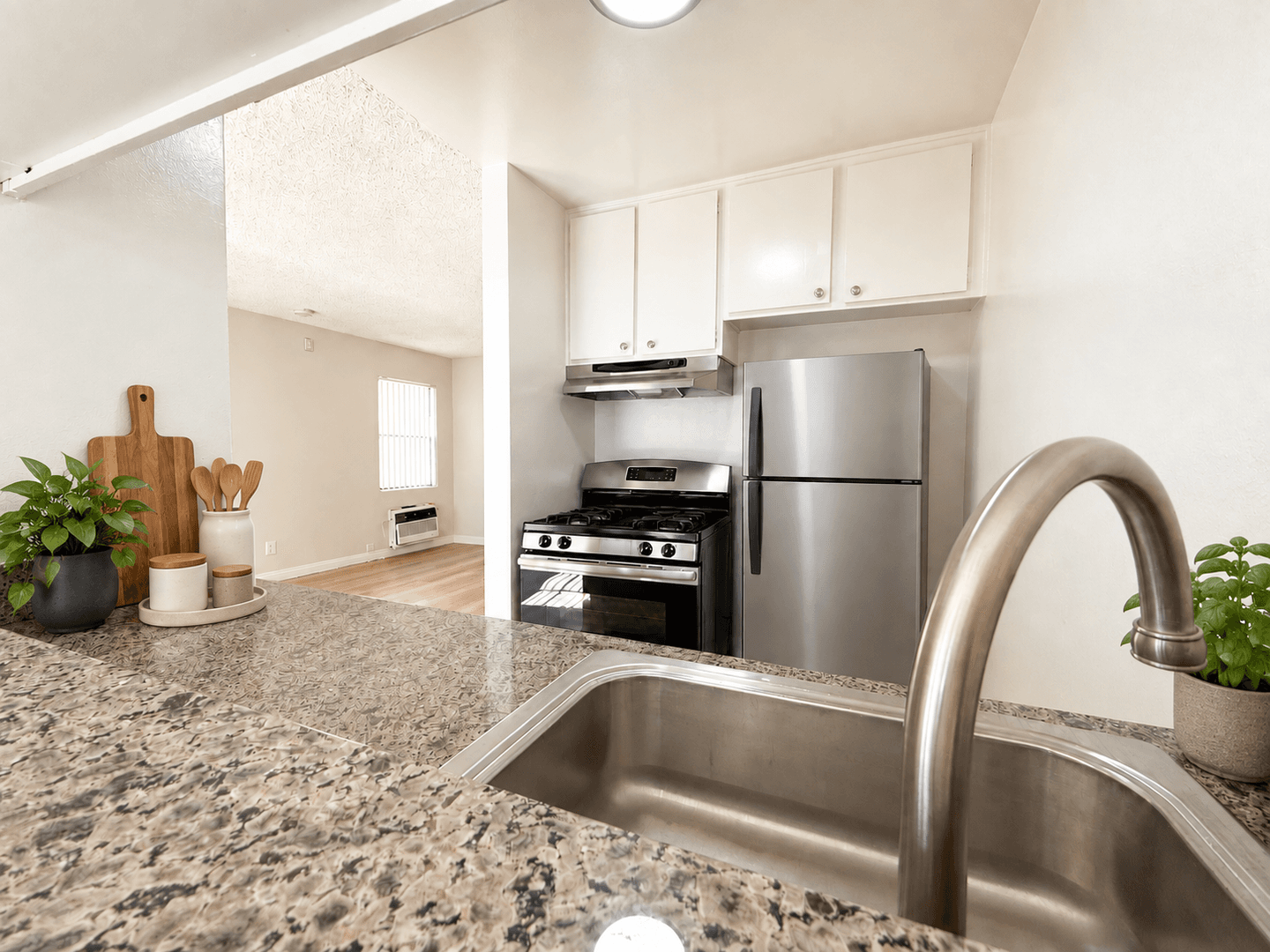 Canoga Park Apartment: 21445 Saticoy St.