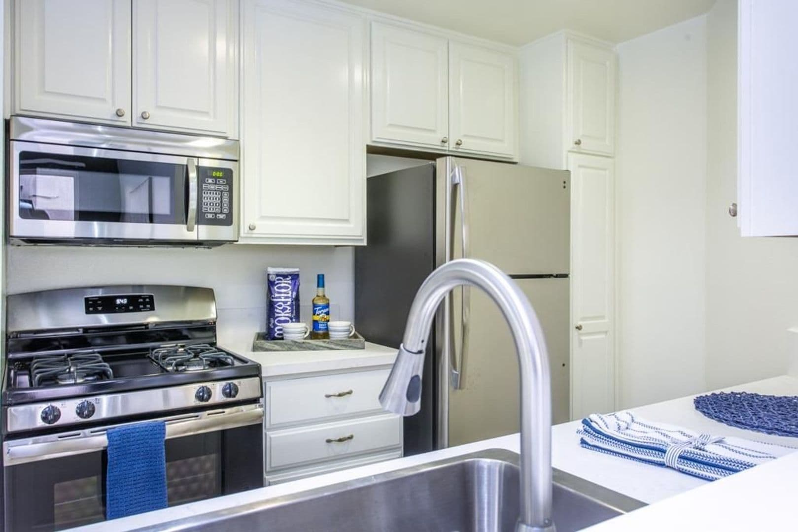 North Hollywood Apartment: 11473 Riverside Drive