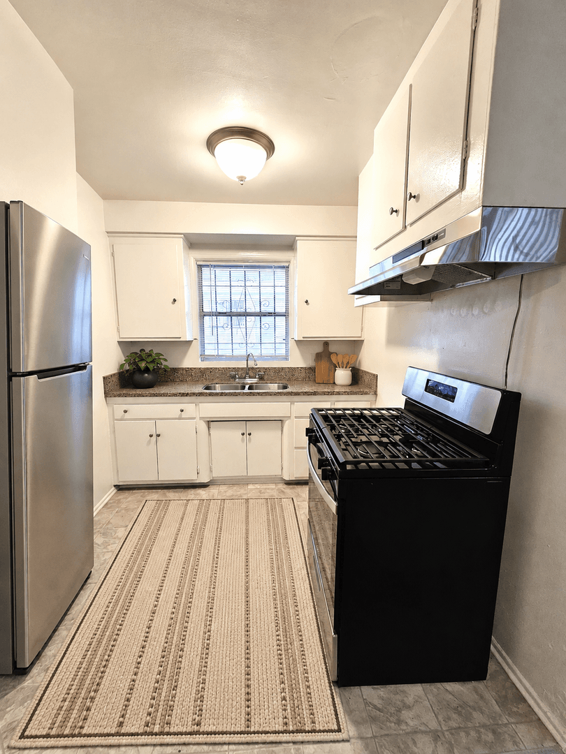 Los Angeles Apartment: 6655 Franklin Avenue