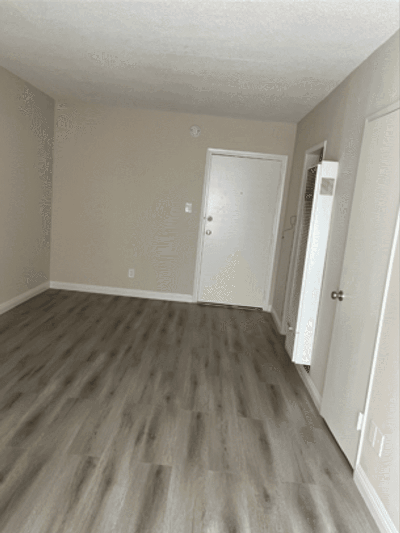 Van Nuys Apartment: 13838 Victory Blvd.