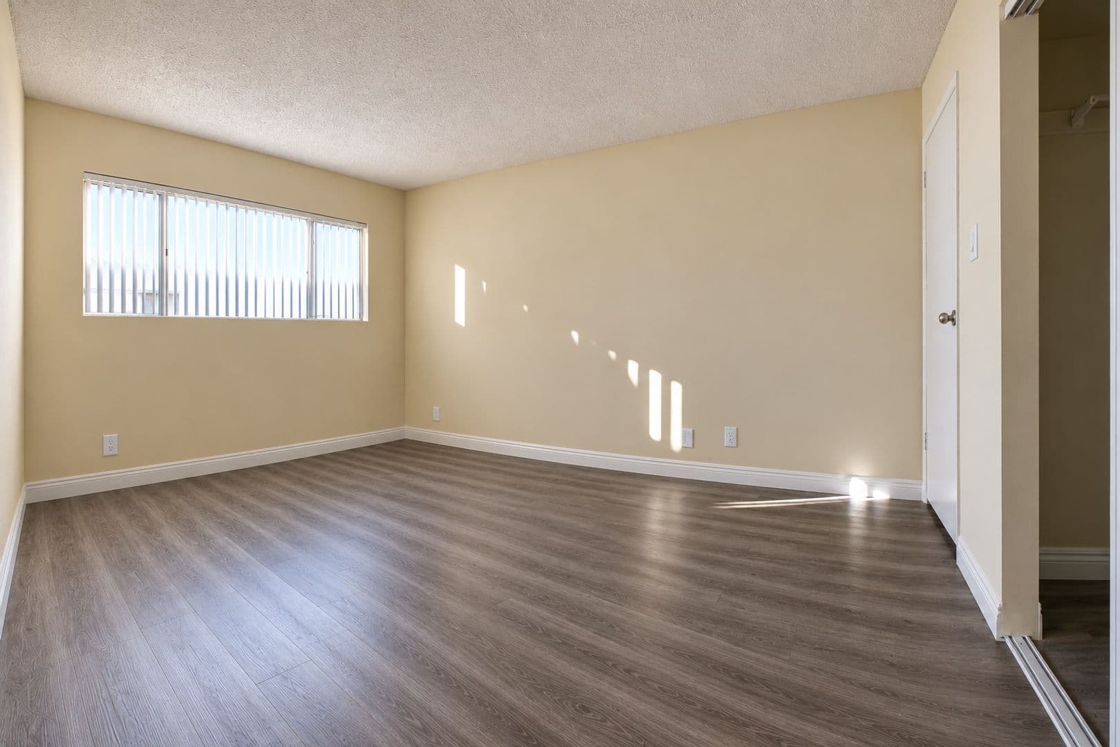 Van Nuys Apartment: 17339 Vanowen Street