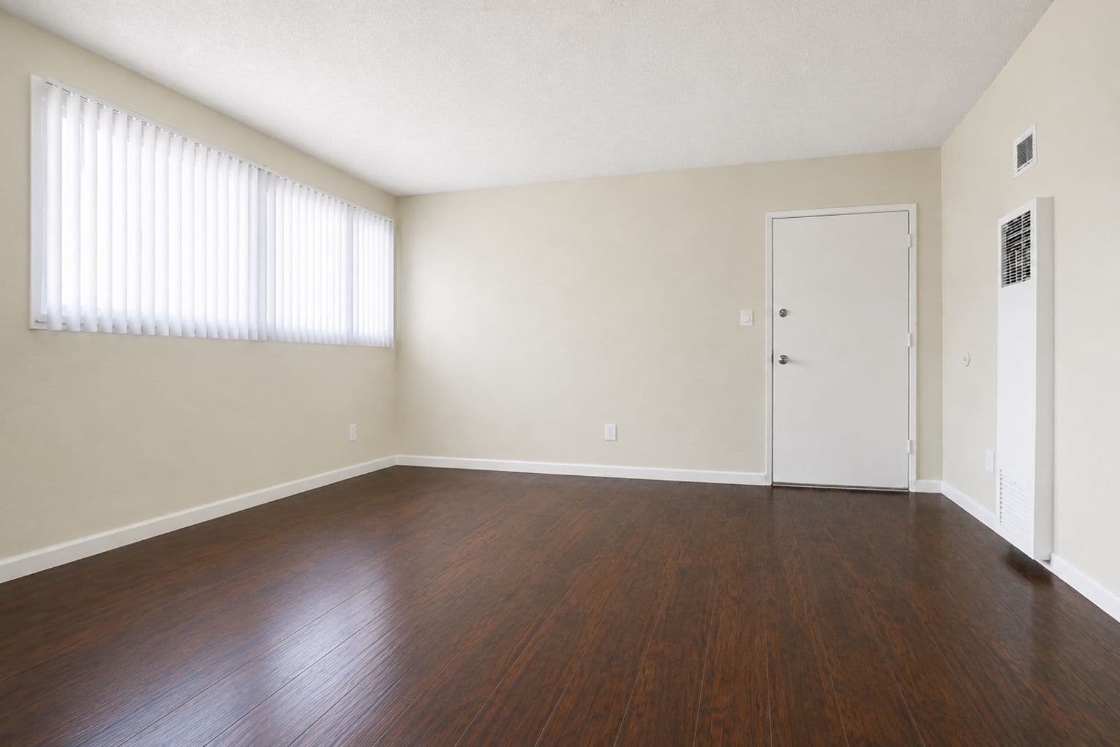 Van Nuys Apartment: 15425 Vanowen St.