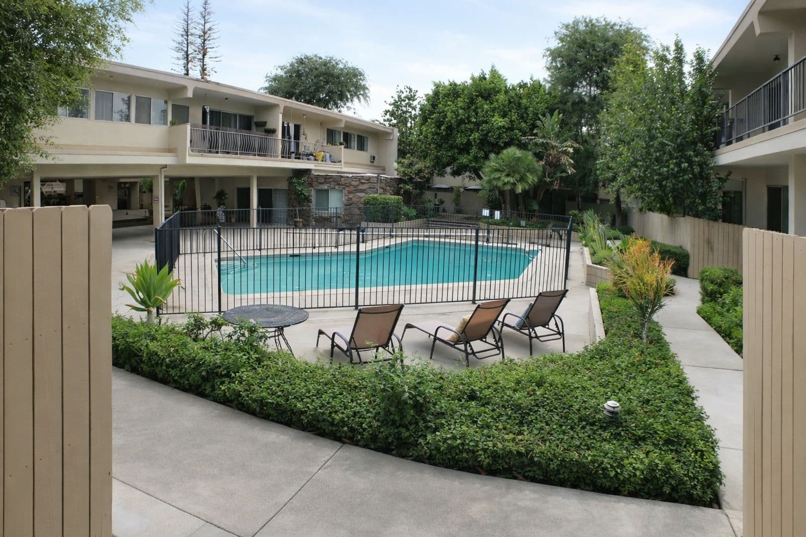Encino Apartment: 17950 Burbank Blvd