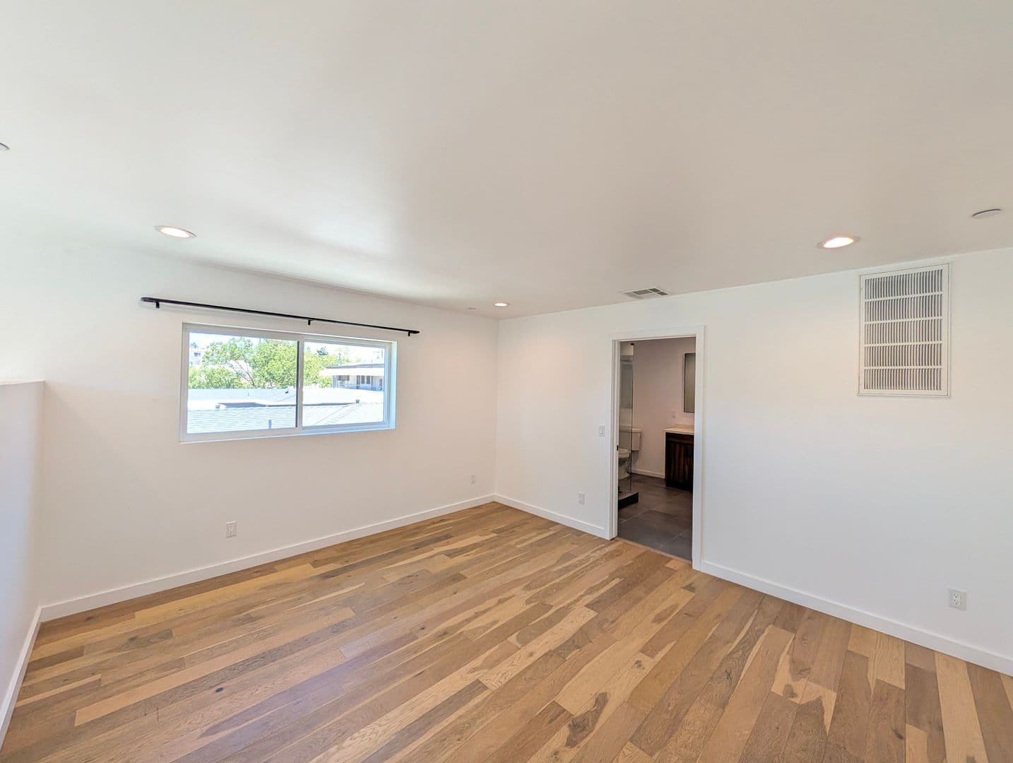 Studio City Apartment: 4260 Laurel Canyon Blvd.