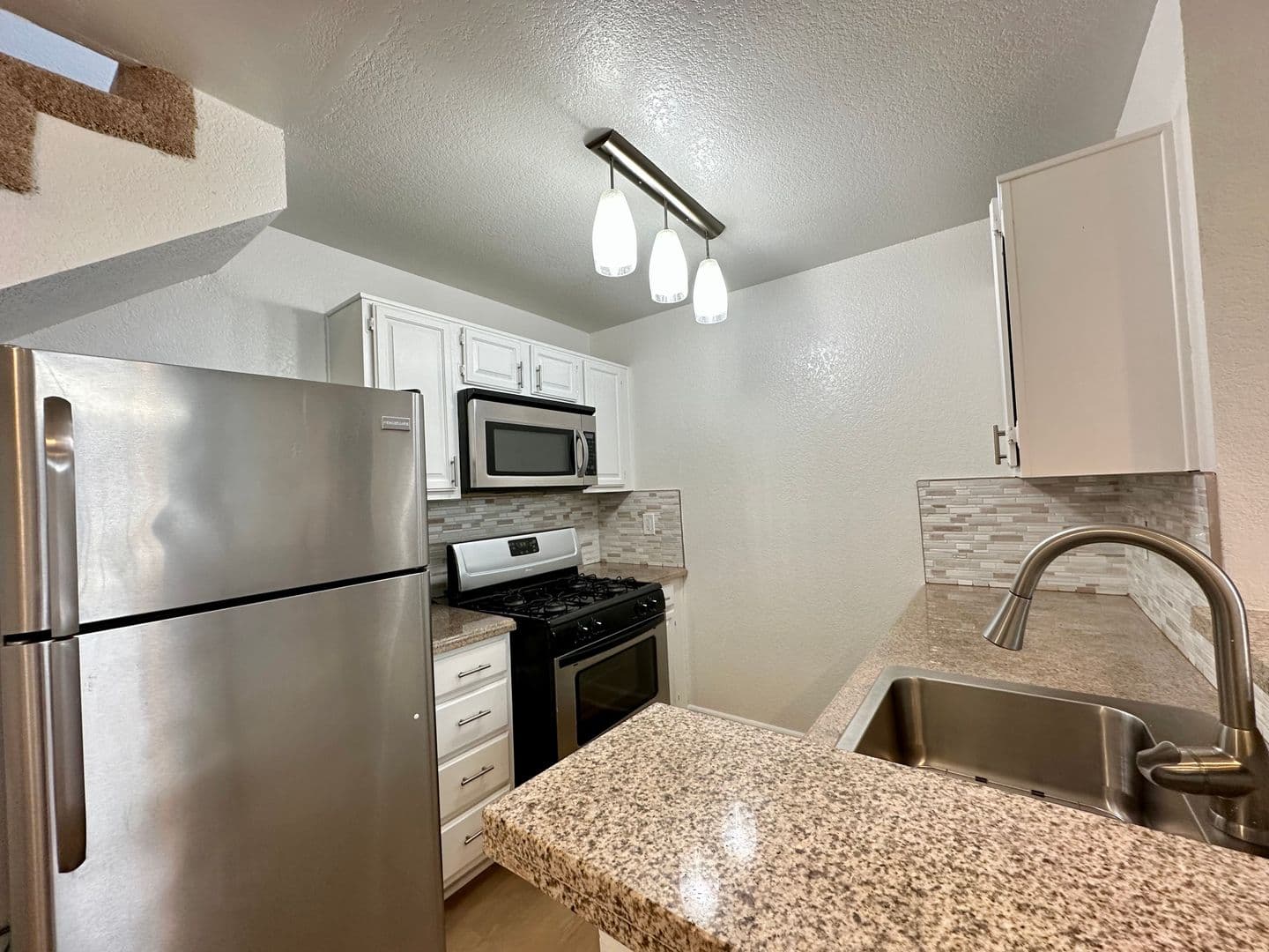 Los Angeles Apartment: 2330 North Cahuenga Blvd