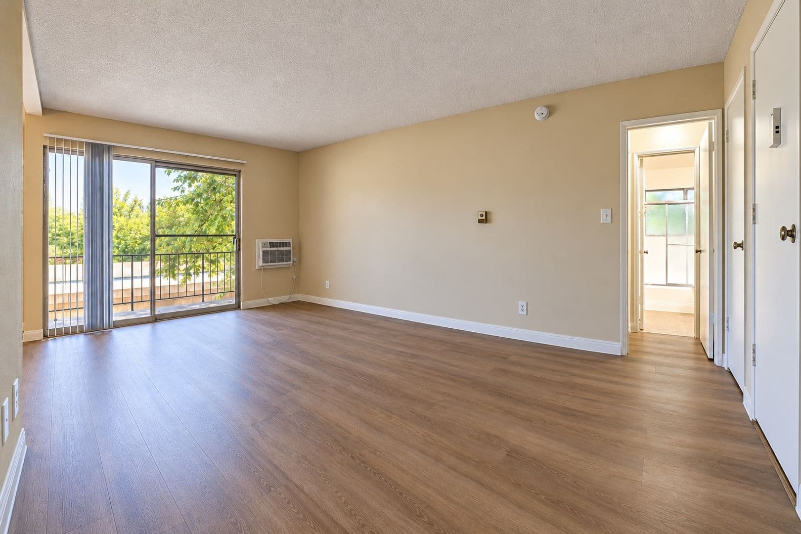 Encino Apartment: 17950 Burbank Blvd