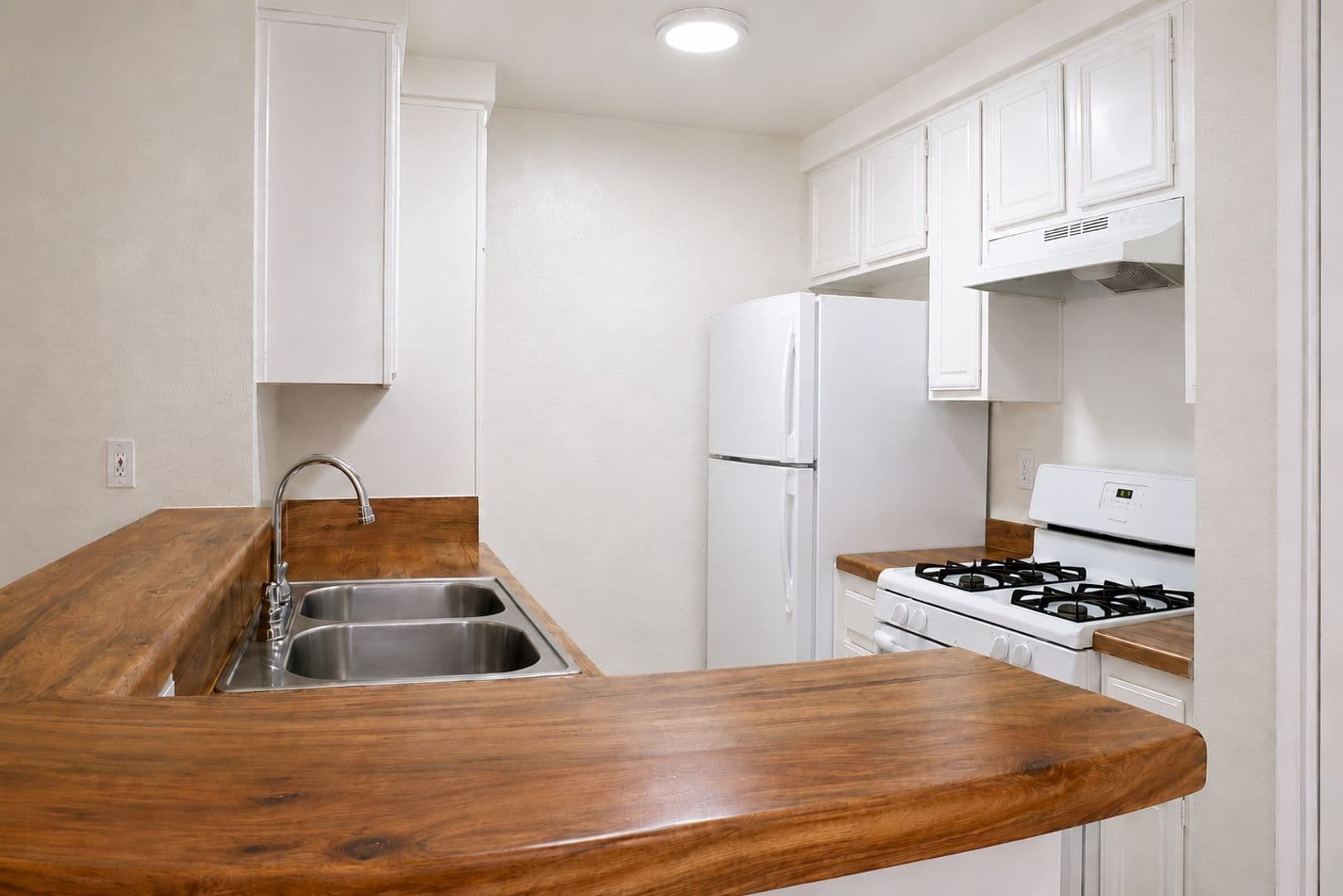 Mission Hills Apartment: 9939 Sepulveda Blvd