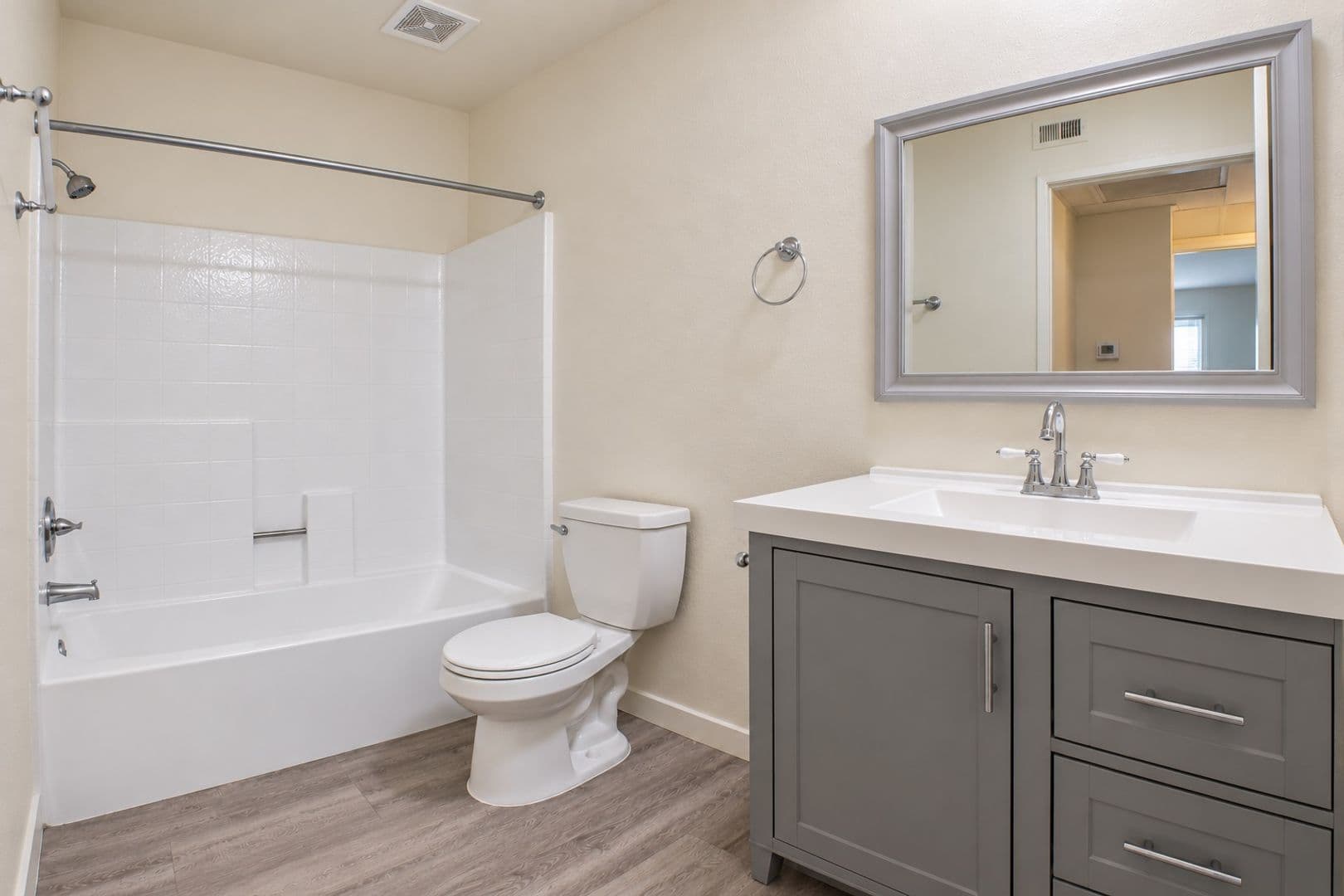 Van Nuys Apartment: 6205 Woodman Avenue