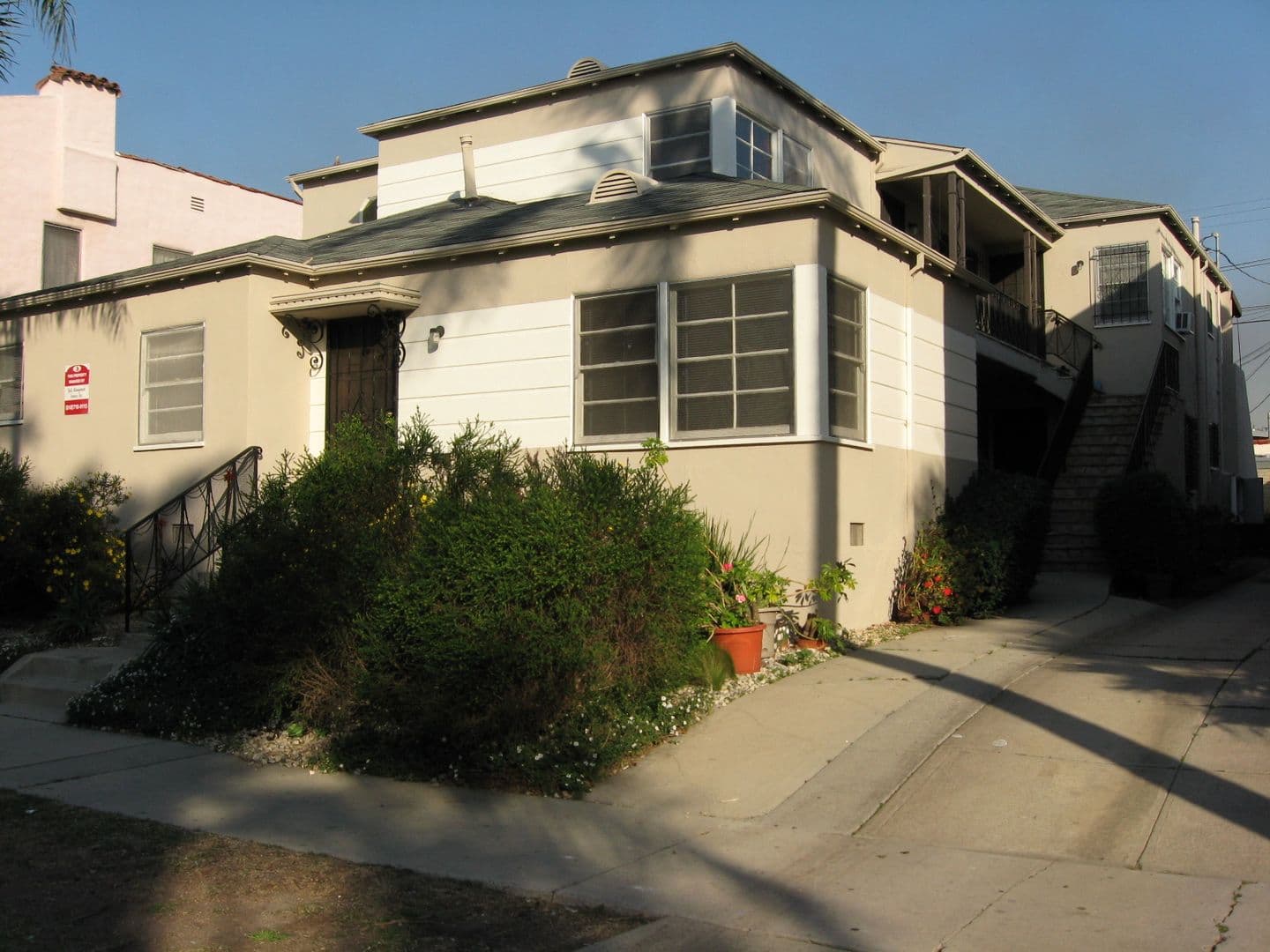 Los Angeles Apartment: 414-416 1/2 North Gardner St