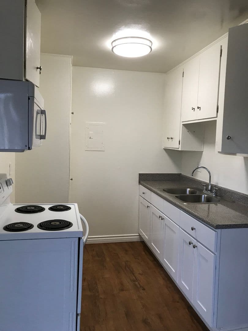 Canoga Park Apartment: 8741 Owensmouth Avenue