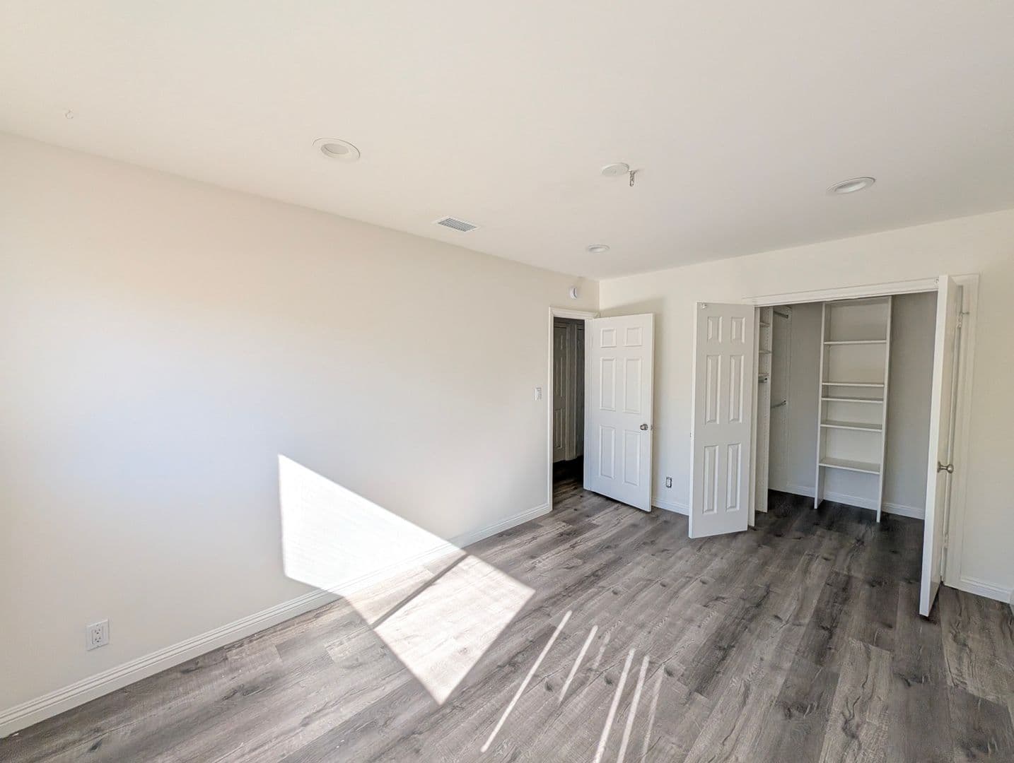 Sherman Oaks Apartment: 13535 Moorpark Street